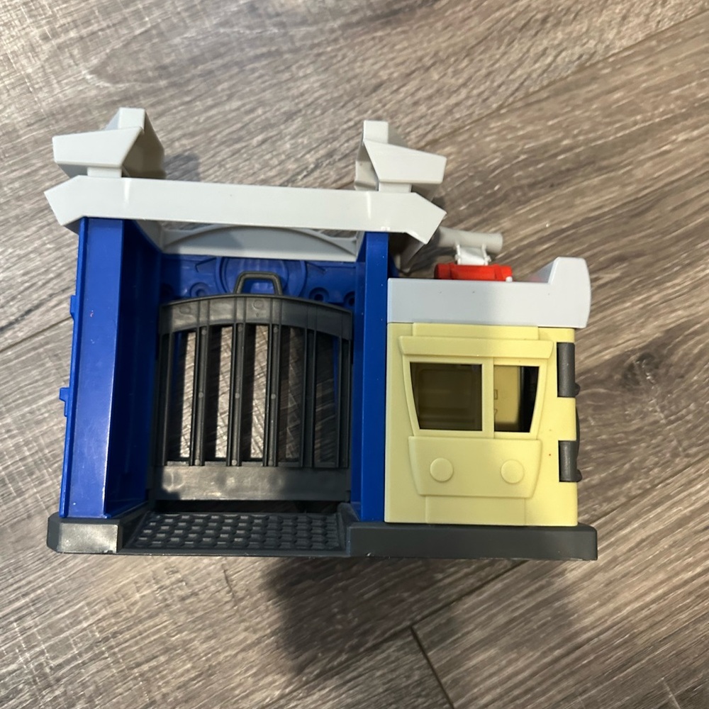 Transformers Rescue Bot Bank Heist - Picture 4 of 12